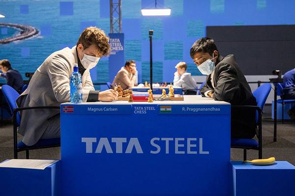 Norueguês Carlsen defende liderança no torneio de xadrez Tata